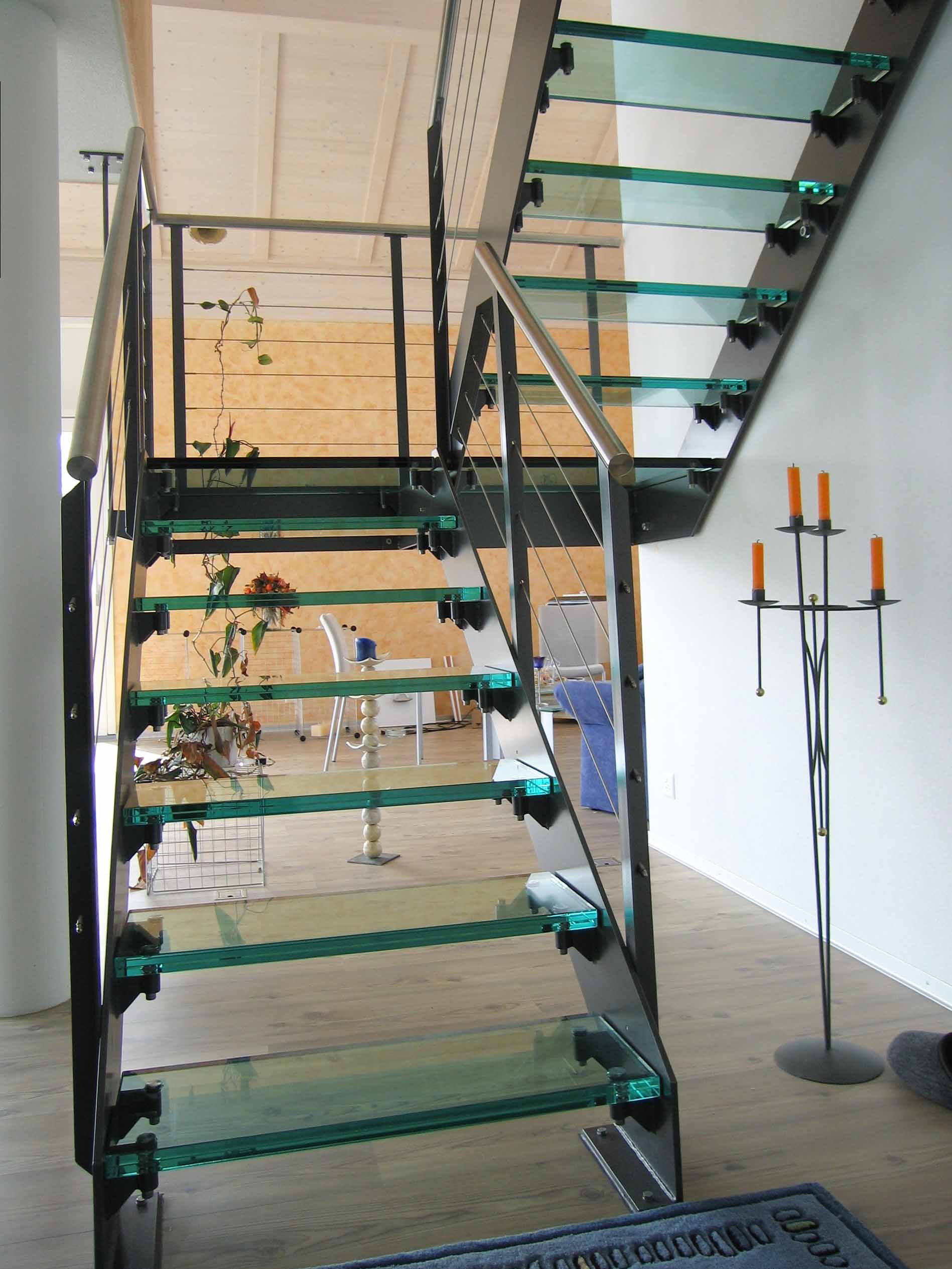 Glas-Podesttreppe mit Stahlwangen