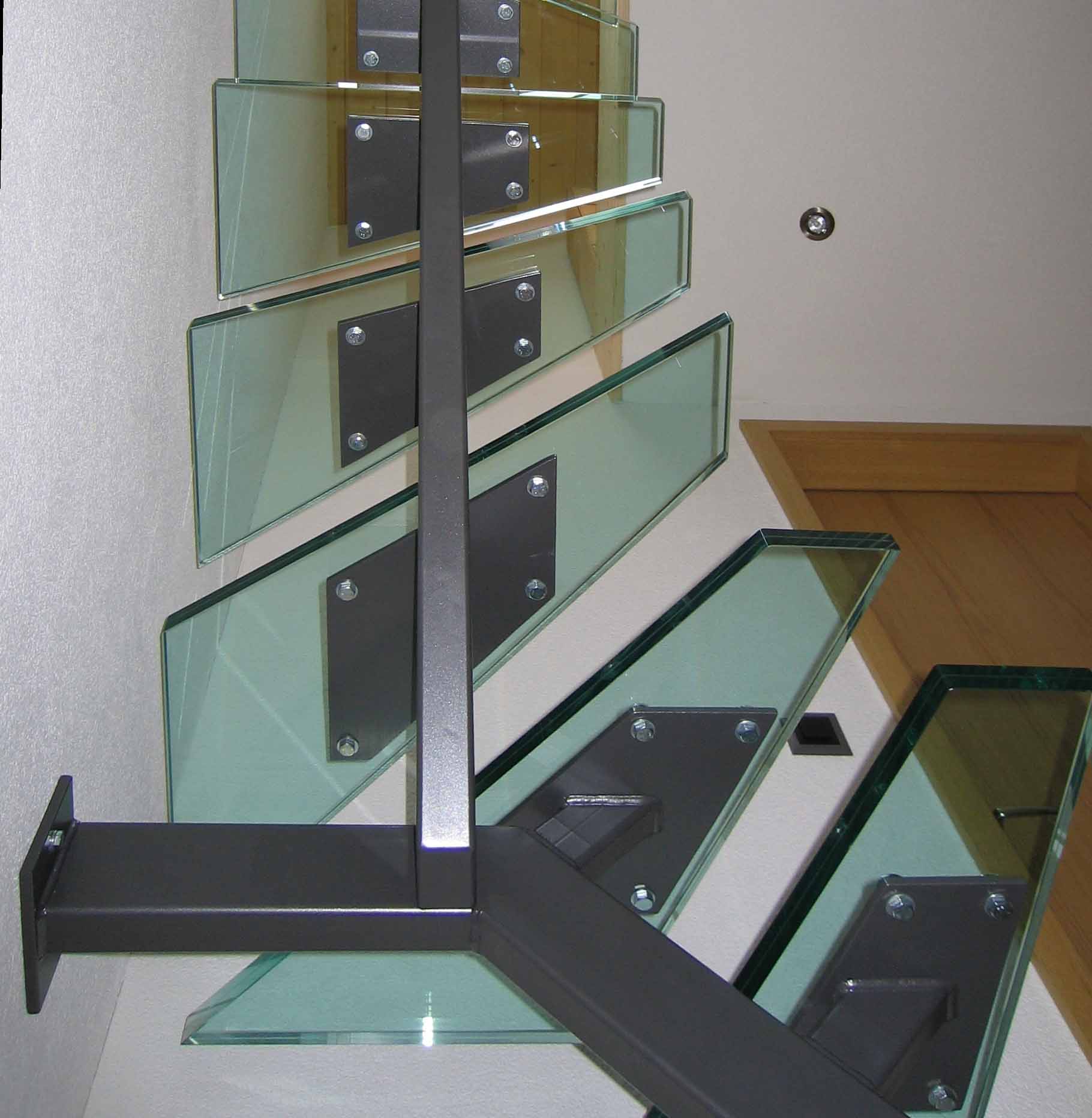 Glastreppe mit Mittelholm